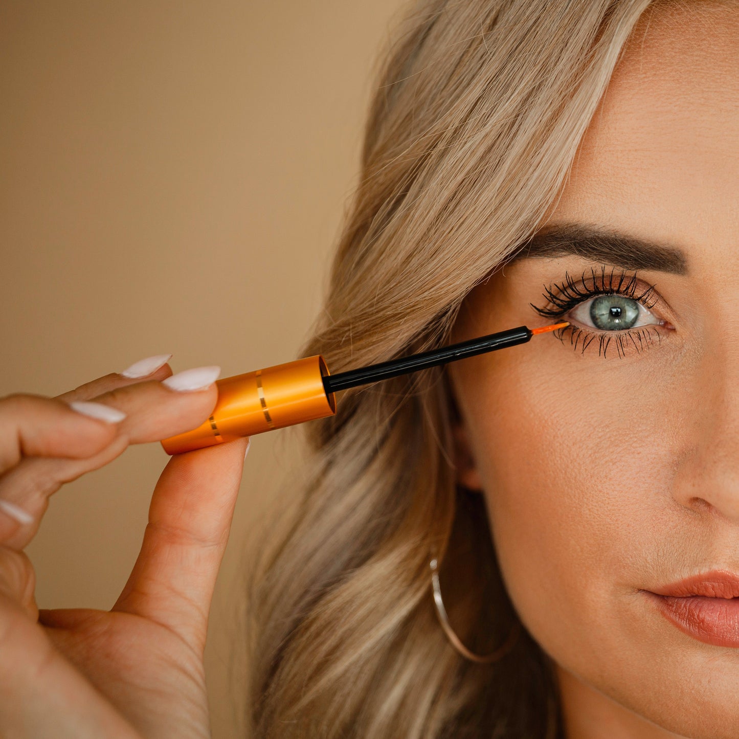 HairPlus FORTE Eyelash Serum by FacEvolution for intensive lash and brow growth – model result shot
